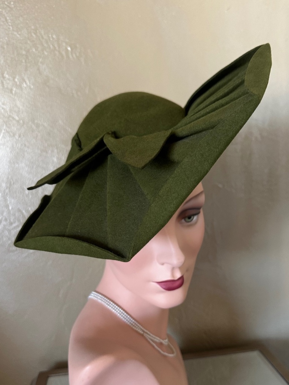 UNIQUE AND MAJESTIC 1940s' OLIVE GREEN FELT HAT WITH FAN SHAPED WIDE BRIM